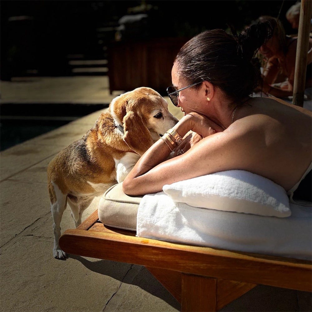 Meghan enjoys some time in the sun with a furry friend (Instagram)
