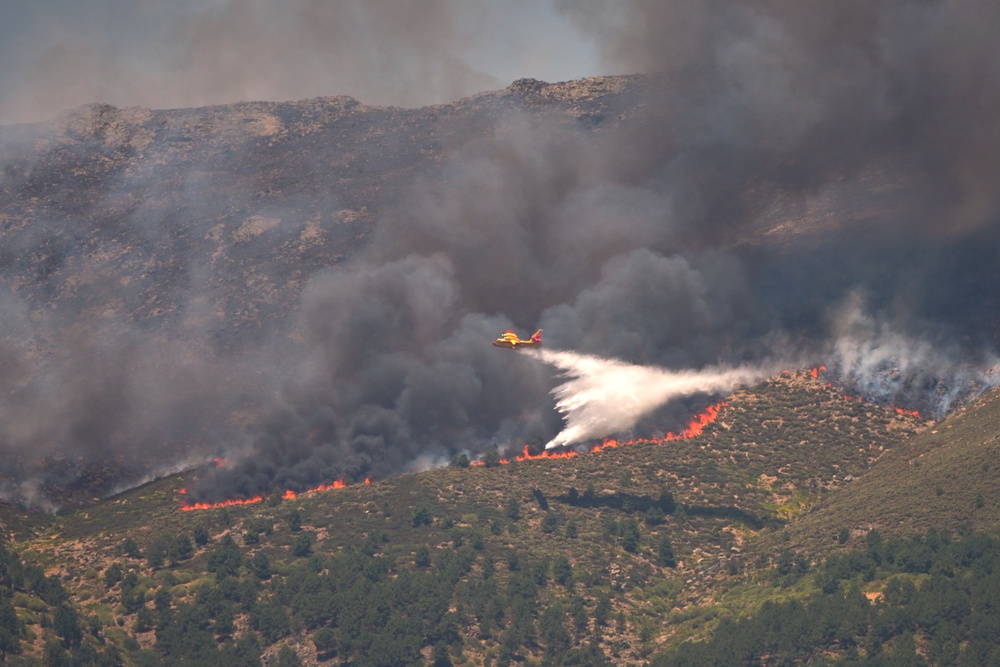A seaplane drops water onto a wildfire near La Adrada, Ávila province (AP)