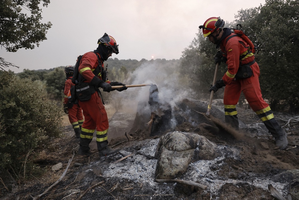Firefighters battle a wildfire in Spain's Zarzalejo area (AFP/Getty)