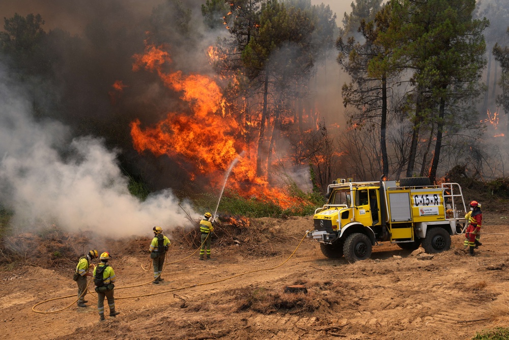 Firefighters from Spain’s military emergencies unit battle flames in El Tiemblo, 80km west of Madrid (AFP/Getty)