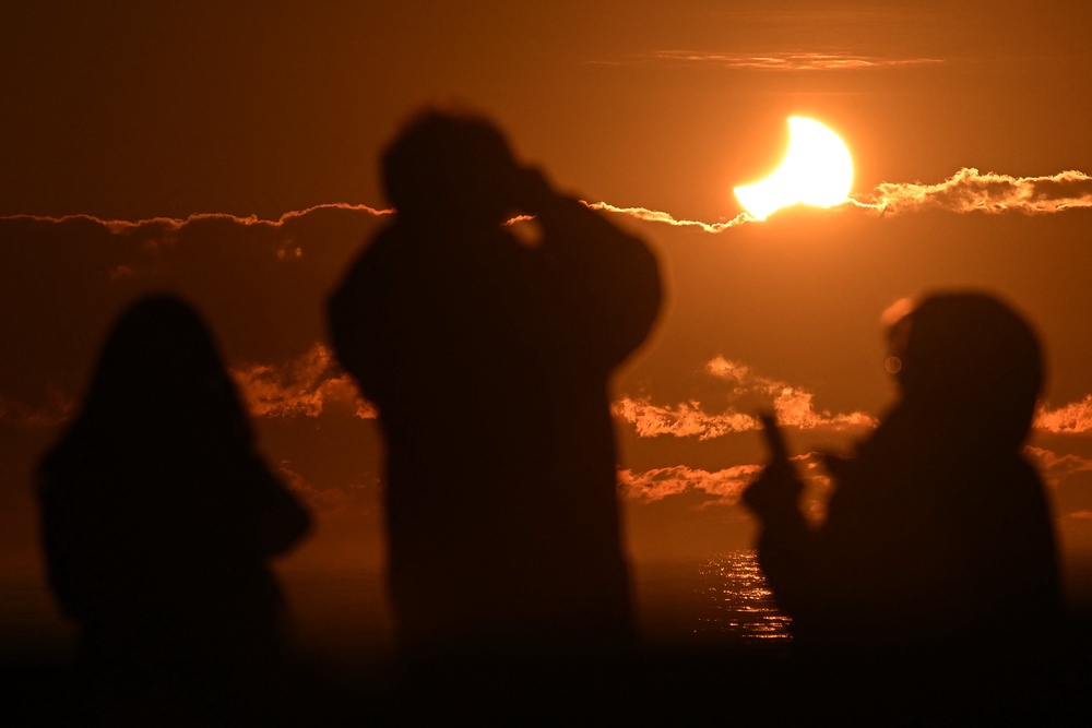 Experts are warning people to only view the eclipse through special eclipse glasses or by using a pinhole viewer or pinhole projector, like a colander (AFP/Getty)