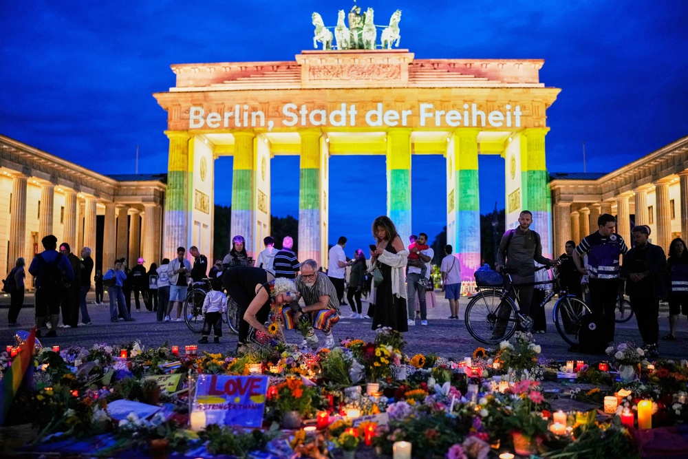 People look at tributes in front of the Brandenburg Gate after the attack in Berlin (Ebrahim Noroozi/AP) (AP)
