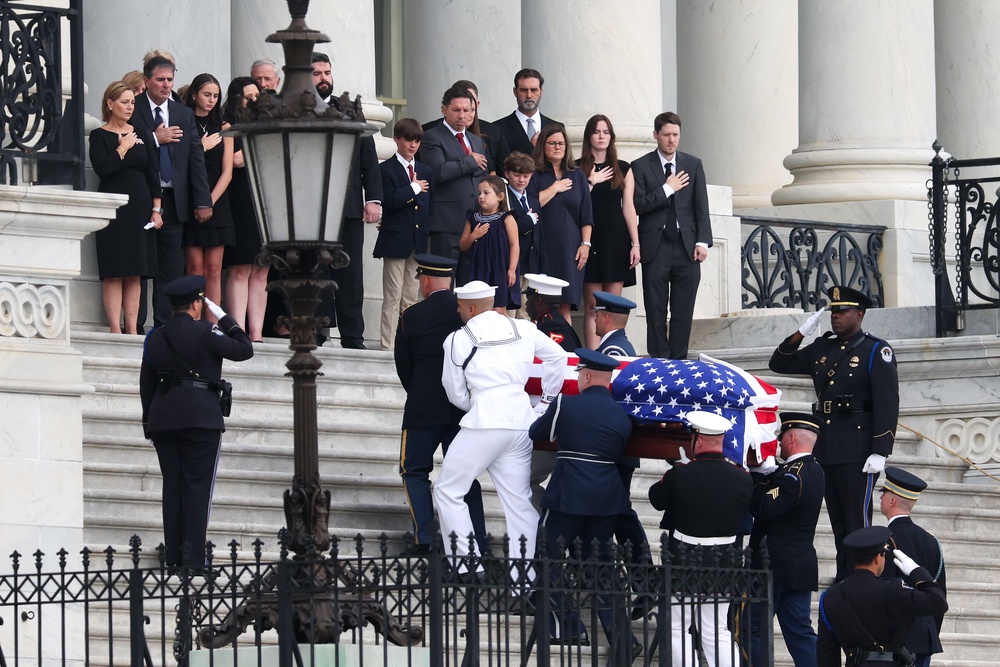 South Carolina State Guard caisson detachment carry the casket up the Capitol steps (Getty Images)
