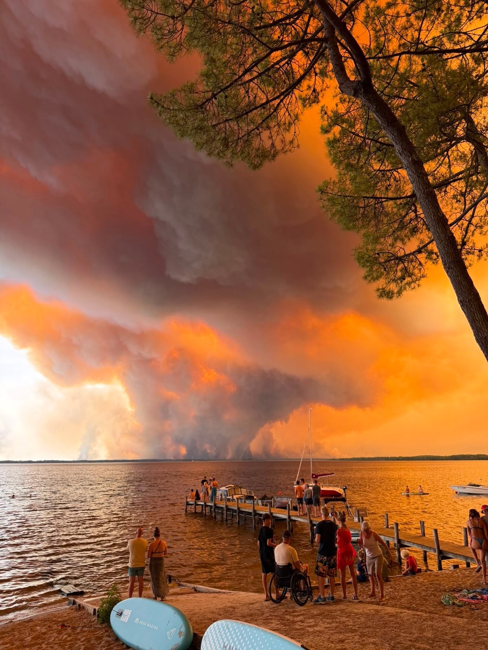 Clouds from the fires filled the sky, watched by people on a beach at Lacanau near Bordeau (Mathias Monseigne)