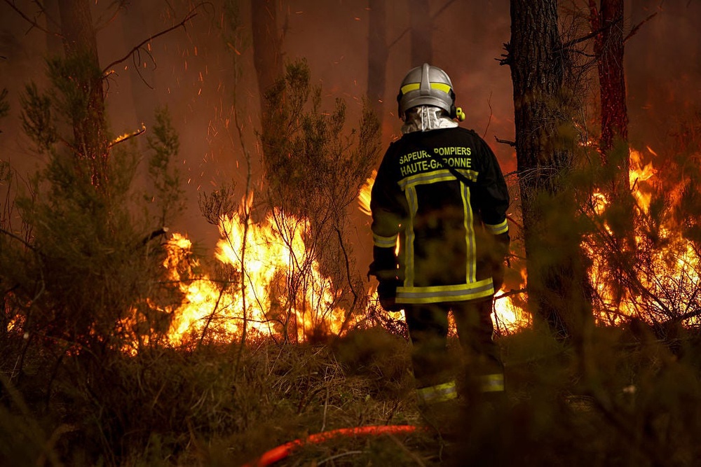 Image from: France wildfires latest: A third of a million evacuated across Europe as temperatures to hit 44C