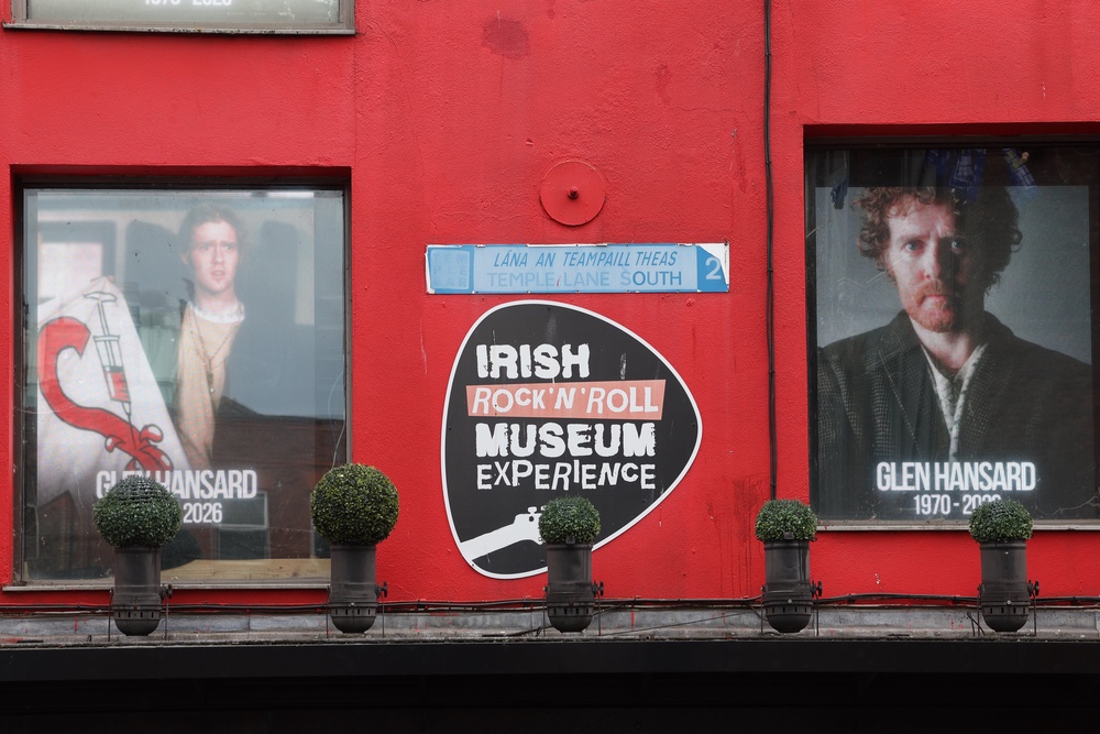 Tributes in Temple Bar, Dublin, to Glen Hansard (Damien Eagers/PA) (PA Wire)