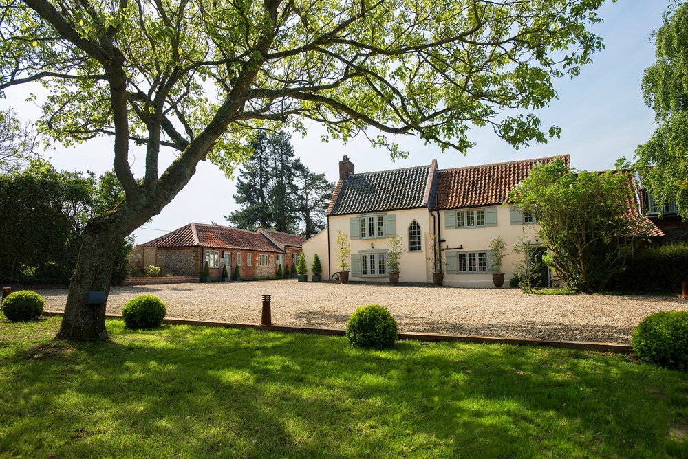 Exterior of Holly Lodge (VisitEngland)