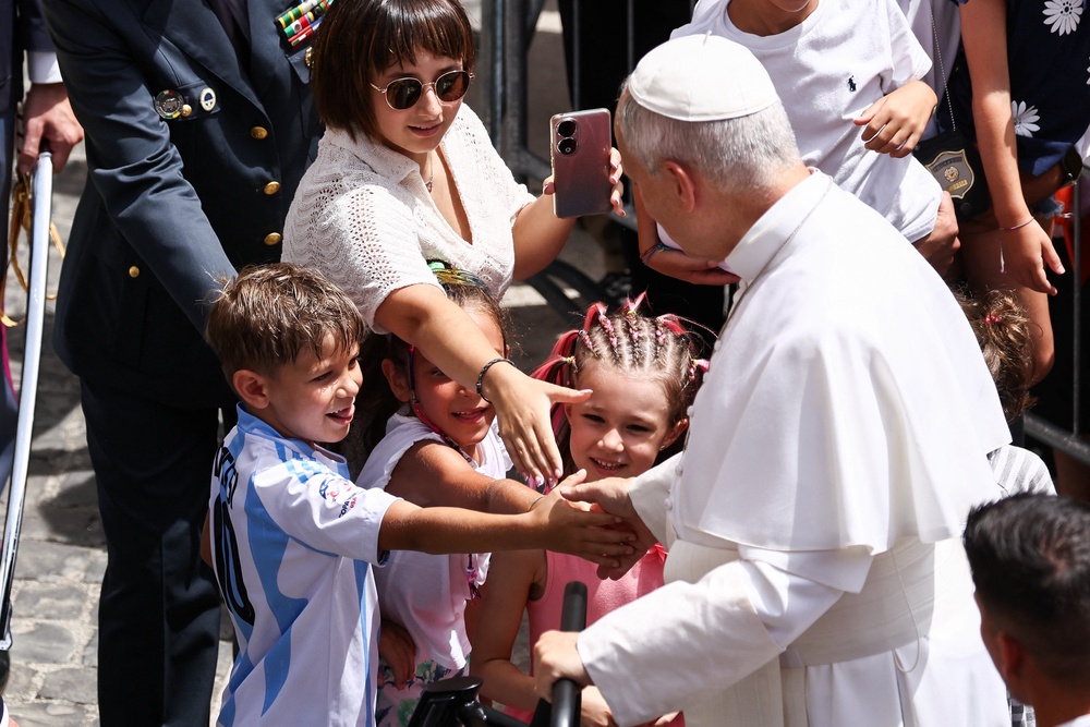 Pope Leo has encouraged Catholic leaders in the US to stand with migrants in the face of harsh anti-immigration policies (Reuters)