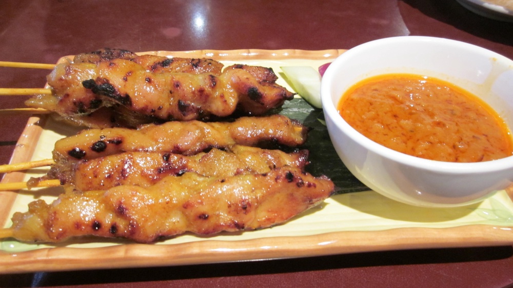 A chicken satay skewer is at the center of a lawsuit brought by a former child star who now teaches yoga in LA (Creative Commons)