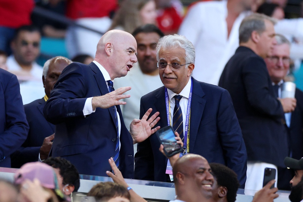 Infantino (right) speaks to Salman bin Ibrahim Al Khalifa (Getty)