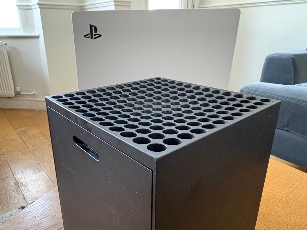 Does the PS5 stand taller than the Xbox Series X? (Jake Brigstock, The Independent / Indy100)