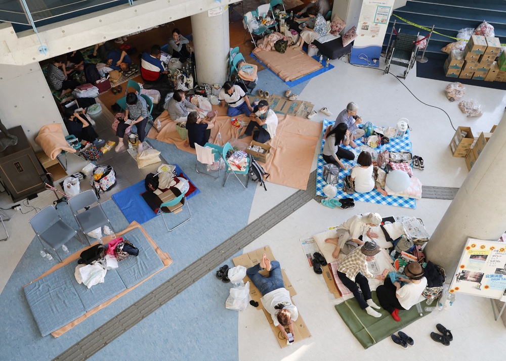 People take shelter at the ‘Wing Matsubase’ General Sports and Cultural Center in Uki, Kumamoto Prefecture (AFP/Getty)