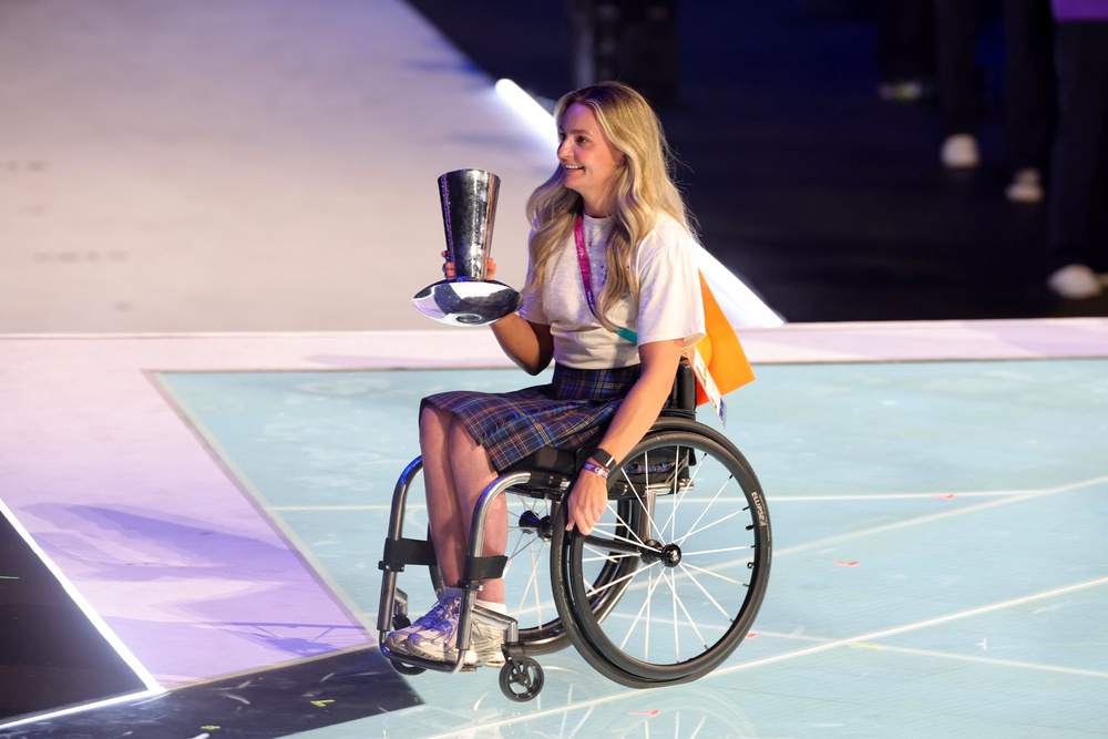 Melanie Woods was presented with the David Dixon Award for the outstanding athlete of the Commonwealth Games (Steve Welsh) (PA Wire)