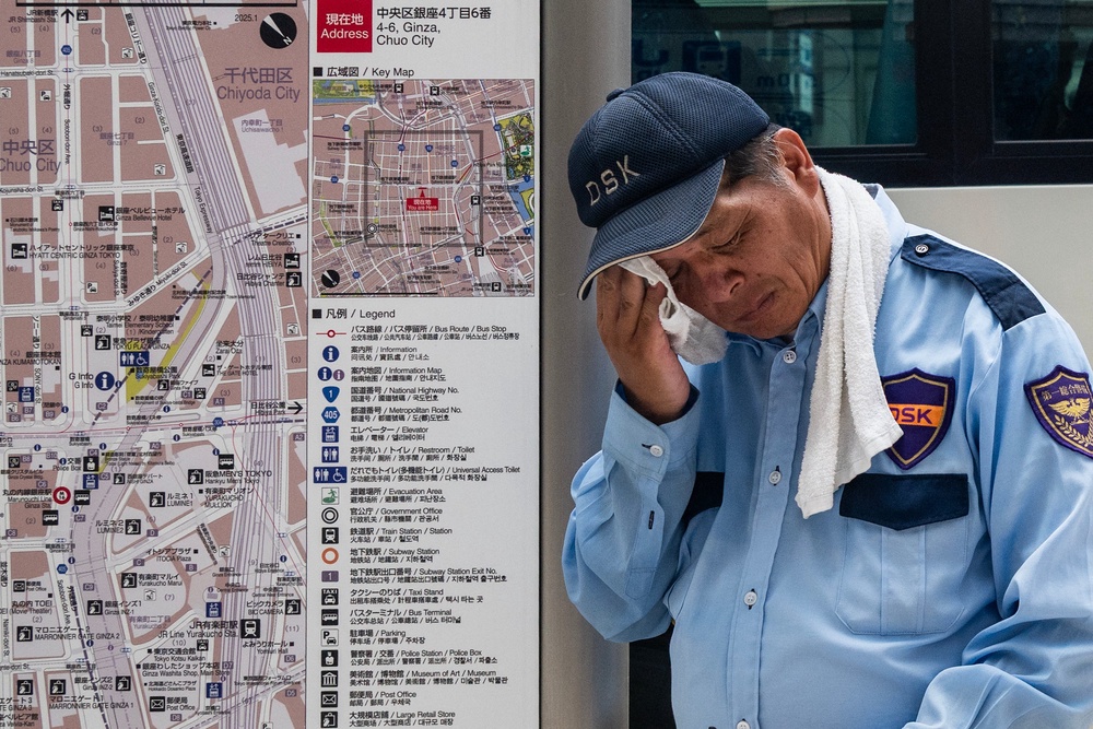 A security guard wipes his face on a hot day in Tokyo (AFP/Getty)