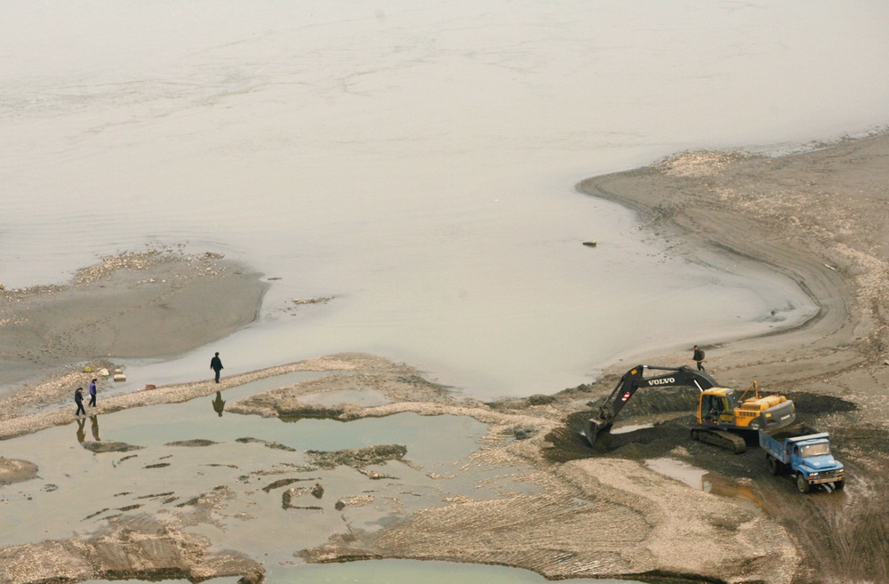 A dredger excavates sand at river beach of Yangtze River (Getty Images)