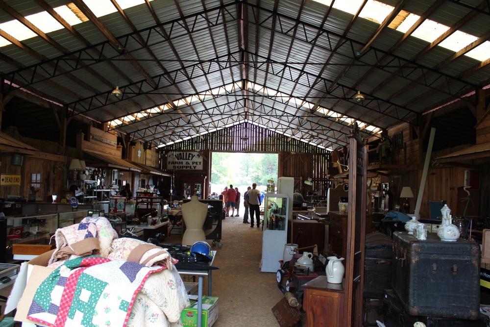 Driven by viral social media trends, a younger generation of content creators is heading to Highway 127 for old-fashioned, face-to-face dealmaking (127 Yard Sale)