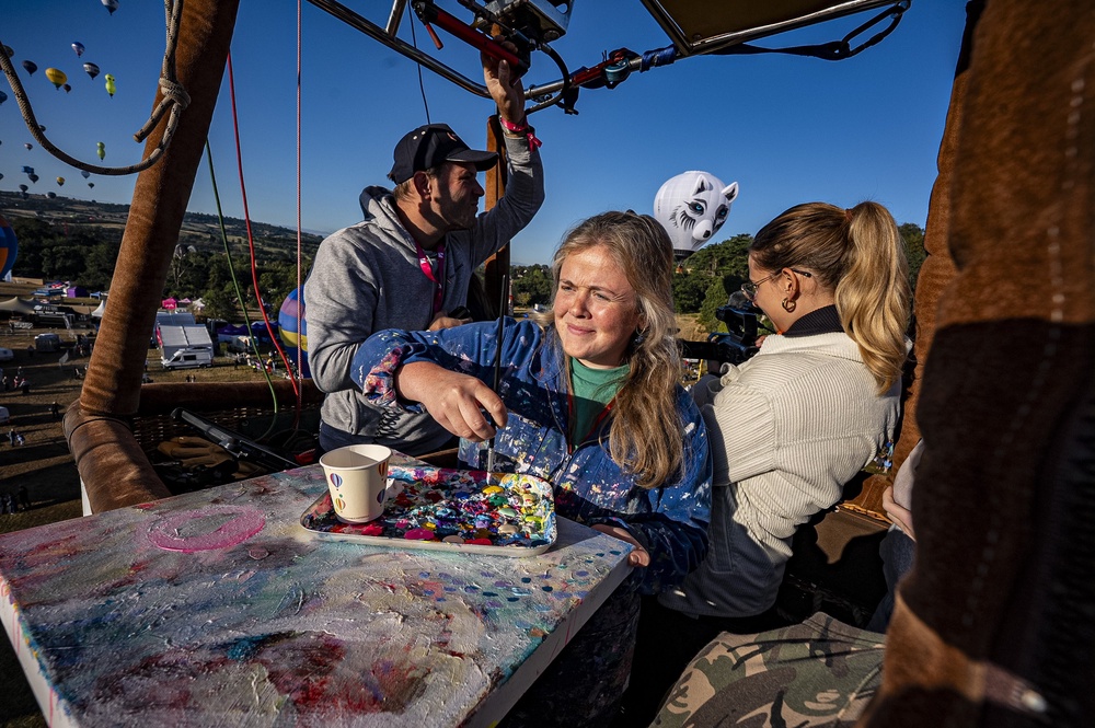 Artist Emily Powell was painting live from inside a hot air balloon basket (Ben Birchall/PA) (PA Wire)