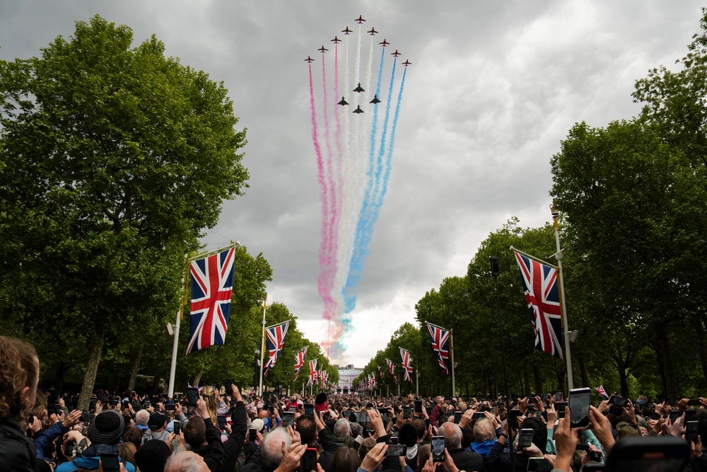 The the Red Arrows fly over the Mall towards from Buckingham Palace following the armed forces procession on 5 May 2025 to celebrate the 80th anniversary of VE Day (AFP/Getty)
