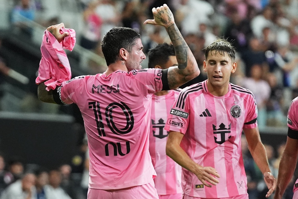 Rodrigo De Paul pays tribute to Messi's father following his passing (AP)