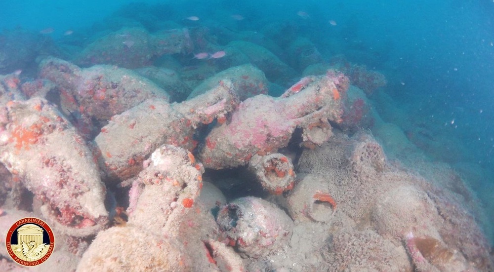 The ship was full of ceramic amphorae used to transport wine (Ministero della Cultura)