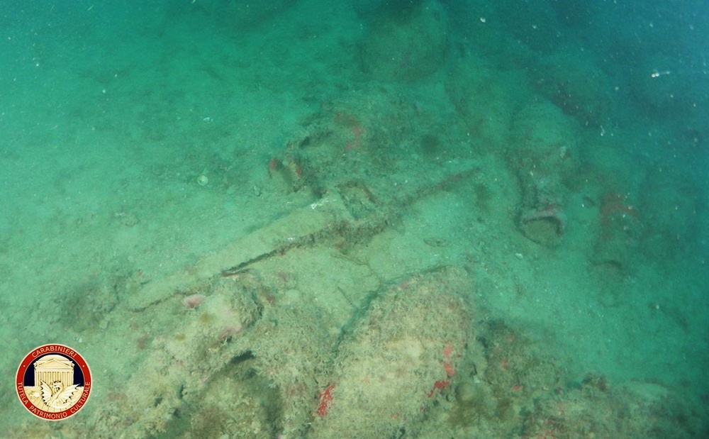 Part of the Roman-era ship found by divers and fishermen earlier this week (Ministero della Cultura)