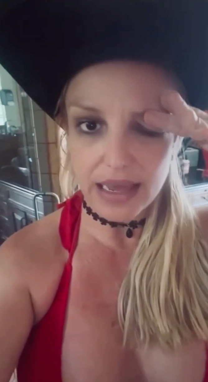 The singer demonstrated the impact of the botched procedure (Instagram @britneyspears)