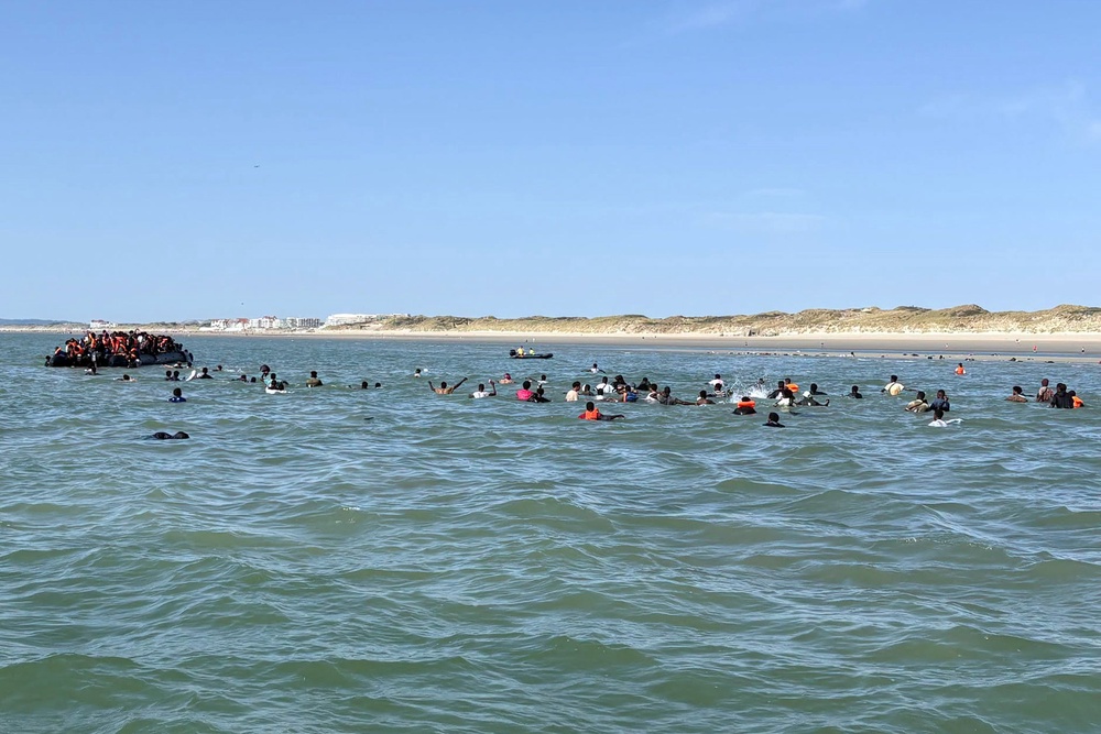 Migrants attempt to board a ‘taxi’ small boat, off the coast of France (SNMS)