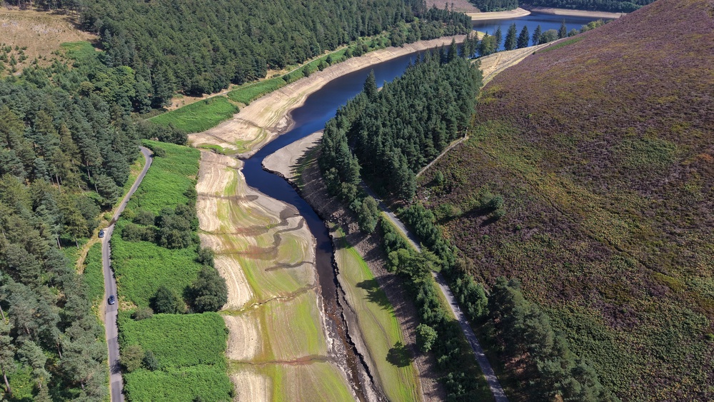 Low water levels reveal the reservoir bed of Howden Reservoir in Bamford (Getty)