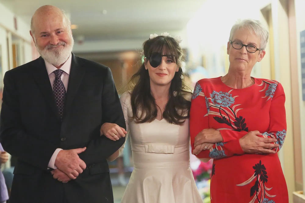 Rob Reiner (left) and Jamie Lee Curtis (right) starred opposite one another as the divorced parents of Zooey Deschanel (center) on 'New Girl' (Fox)
