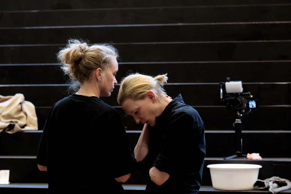 Cate Blanchett and Nina Hoss in rehearsal for Electra Persona (Monika Rittershaus)