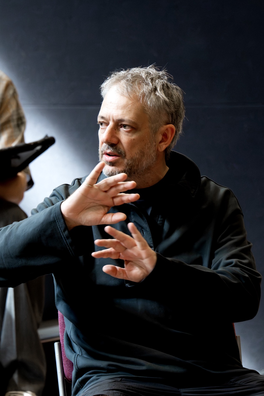 Benedict Andrews during rehearsals (Monika Rittershaus)