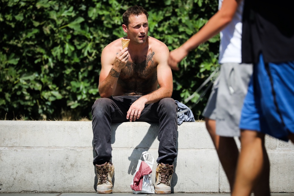 A person eats an ice cream in Trafalgar Square (Getty)