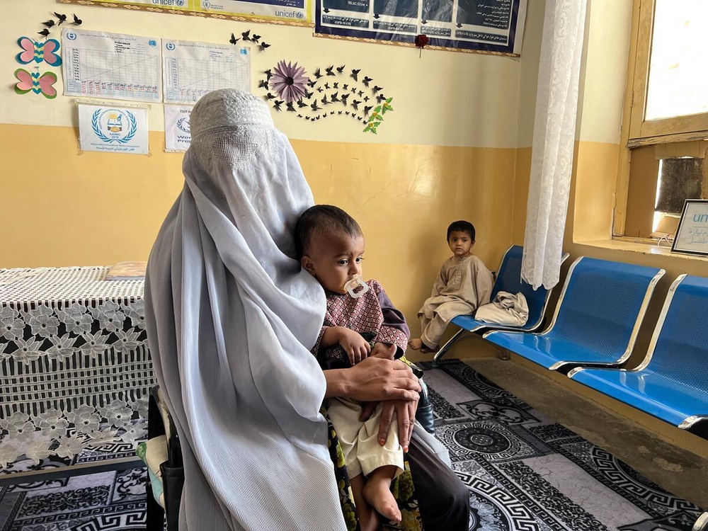 Farida, 20, at a WFP clinic in Kandahar with her six-year-old son (WFP/Isheeta Sumra)