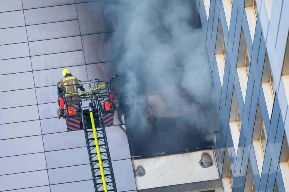 Firefighters work at extinguishing a fire in a high-rise building, in Friedrichshain, Berlin, Friday, Aug. 14, 2026, (Christophe Gateau/dpa via AP) ((c) Copyright 2026, dpa (www.dpa.de). Alle Rechte vorbehalten)