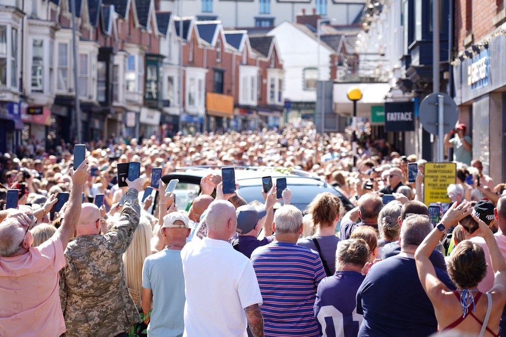 A throng of Bonnie Tyler fans in Newton Road in the Mumbles, Swansea (Zoe Head-Thomas/PA) (PA Wire)