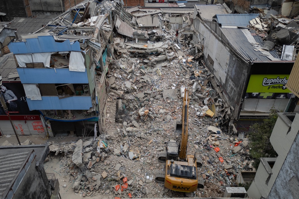 A backhoe removes debris from collapsed buildings in Pereira, Colombia, on August 15, 2026 (AFP/Getty)