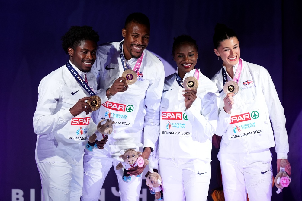 Jeremiah Azu (left), Dina Asher-Smith, Zharnel Hughes, (2nd left) Amy Hunt (right) with their gold medals (Mike Egerton/PA) (PA Wire)