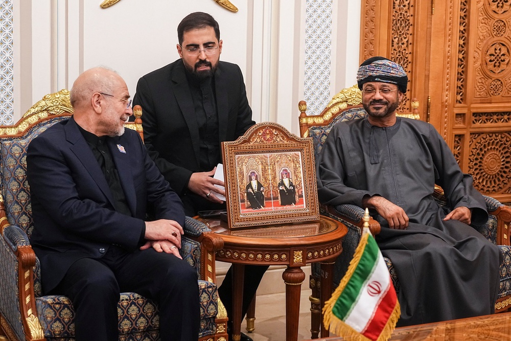 Iranian parliament speaker Mohammad Bagher Ghalibaf (L)  with Omani Foreign Minister Badr bin Hamad Al Busaidi (R) (AFP/Getty)
