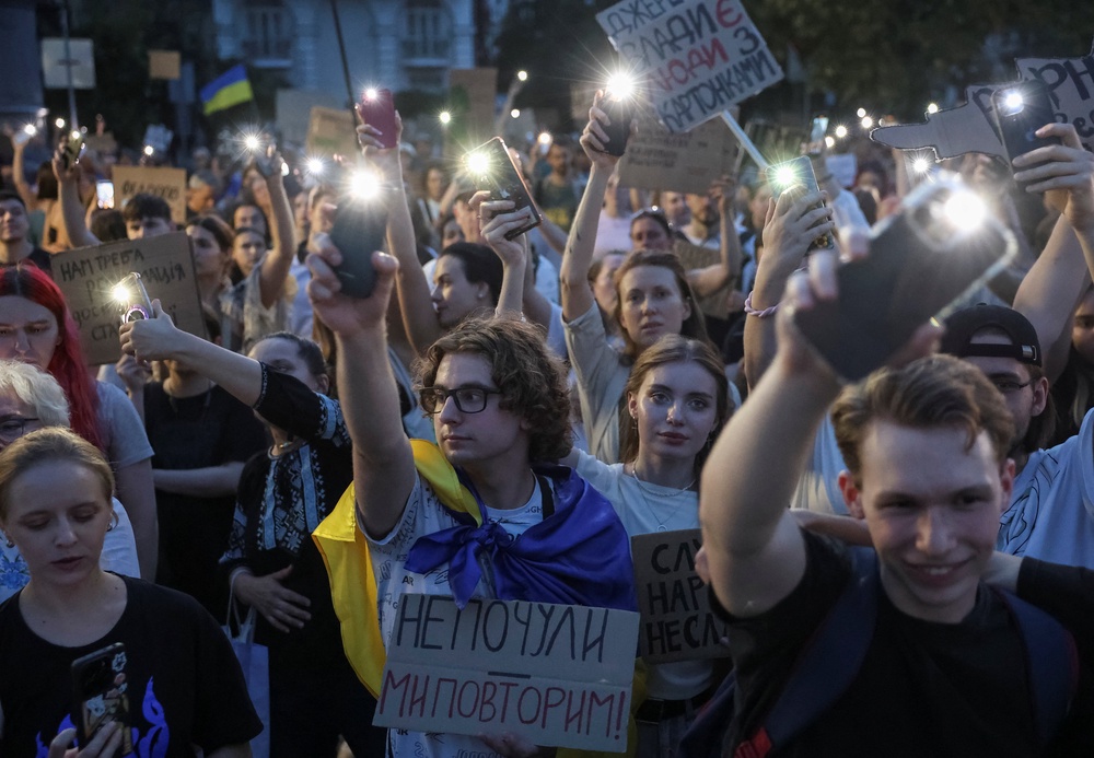 Ukrainians protests against president Volodymyr Zelenskiy’s decision to remove Mykhailo Fedorov (Reuters)
