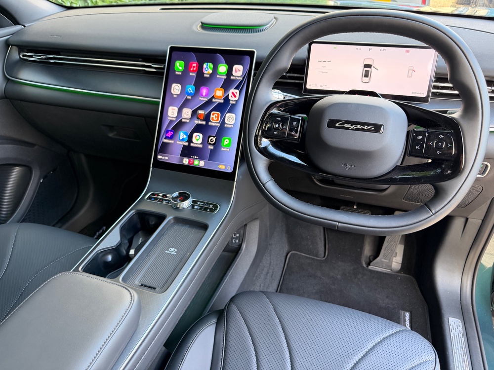The Lepas L8 features an excellent portrait infotainment screen that's surprisingly easy to use (Steve Fowler)