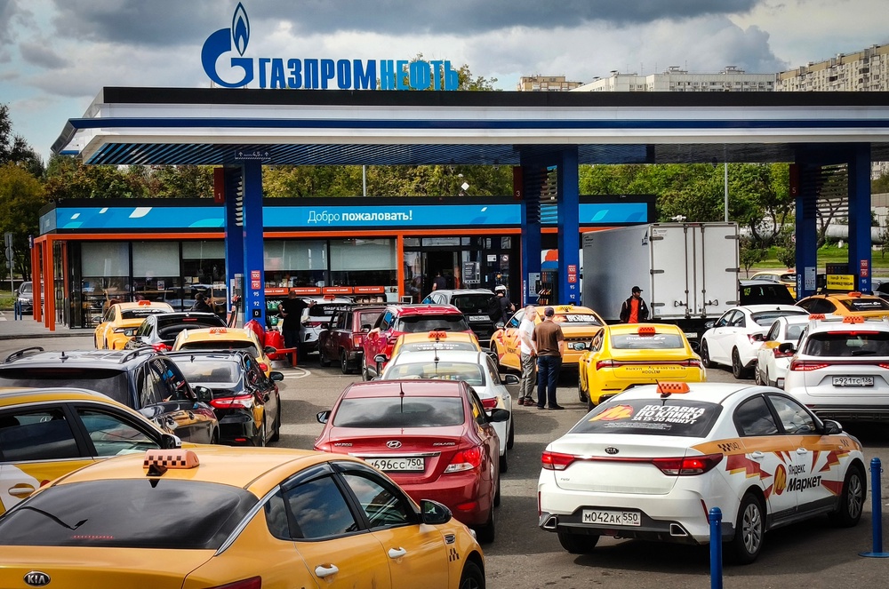 Vehicles queue at a a Gazpromneft petrol station in Moscow (AFP/Getty)