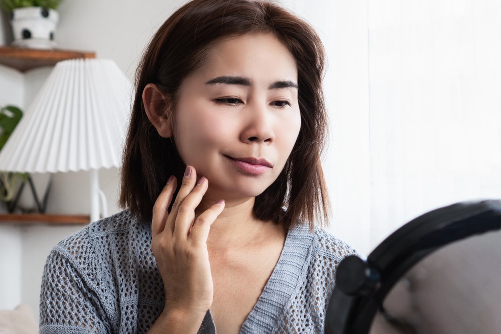 Facial weakness may come on suddenly, like a stroke, or may become more noticeable gradually over a few weeks. (Getty/iStock)