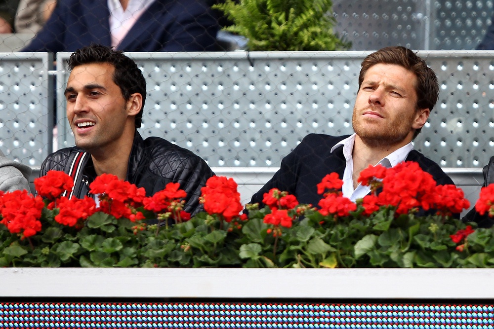 Alvaro Arbeloa and Xabi Alonso are former teammates and now west London managerial rivals (Getty)