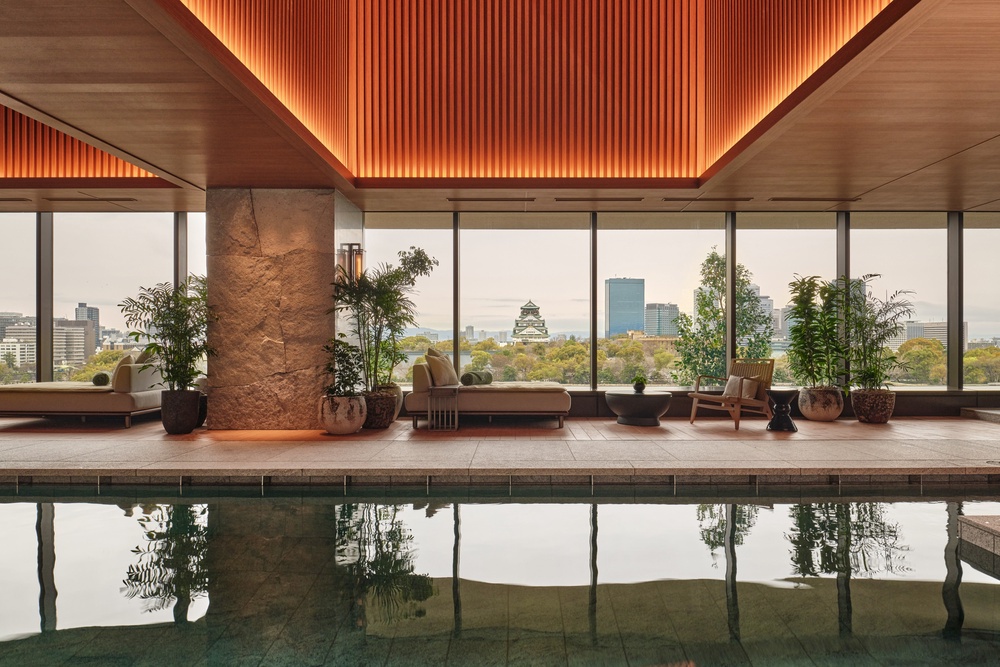 The extensive wellness area includes an indoor pool (Georg Roske)