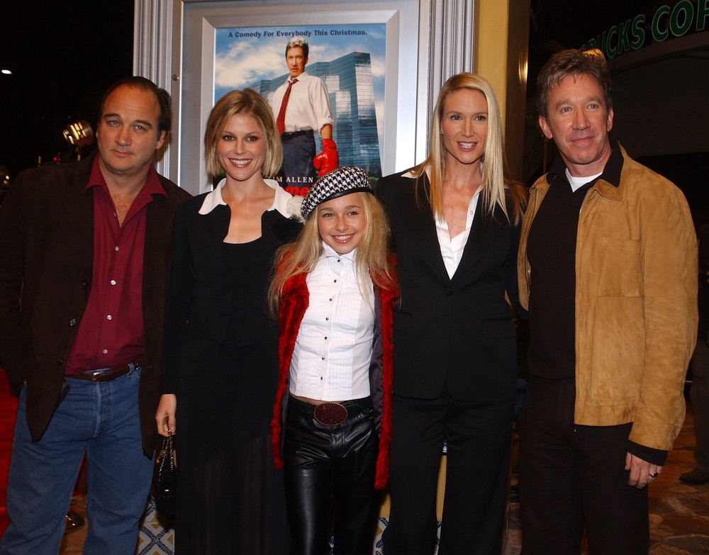 Jim Belushi, Julie Bowen, Hayden Panettiere, Kelly Lynch and Tim Allen at the premiere of 'Joe Somebody' in 2001 (Getty Images)