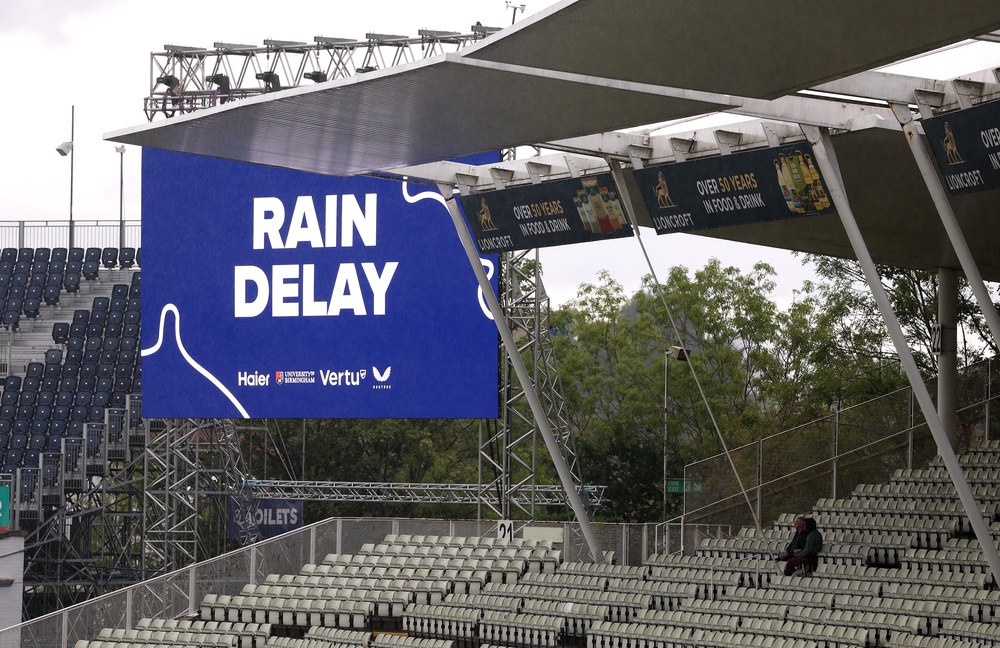 A heavy rain shower stops play during the Rothesay County Championship Division 1 match between Warwickshire and Sussex at Edgbaston (Getty)