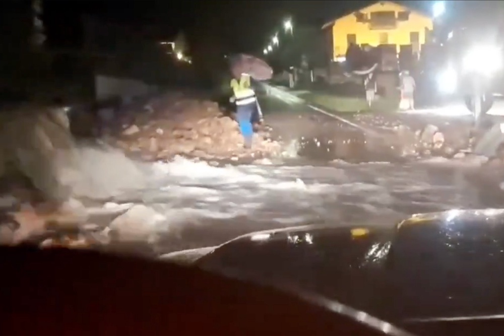 Flash floods in Bergamo, Italy after heavy rain (Vigili del Fuoco)