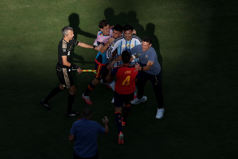 Leandro Paredes #5 of Argentina and Eric Garcia #4 of Spain argue while Lionel Scaloni, Head Coach of Argentina, tries to separate (Getty)