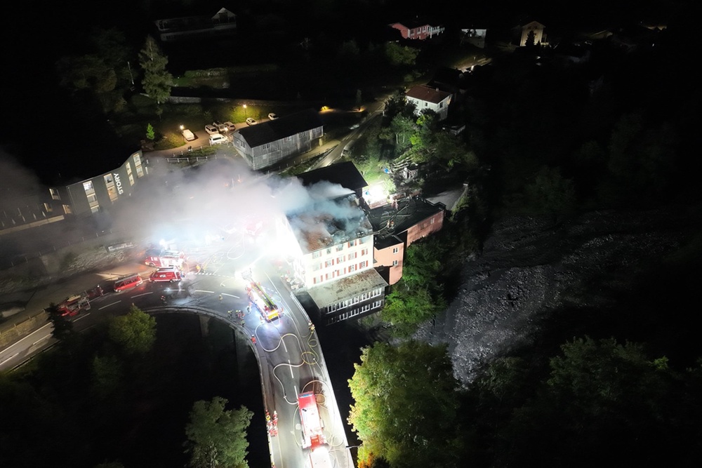 Large amounts of smoke were seen rising from the residential complex (Kantonspolizei Graubunden)