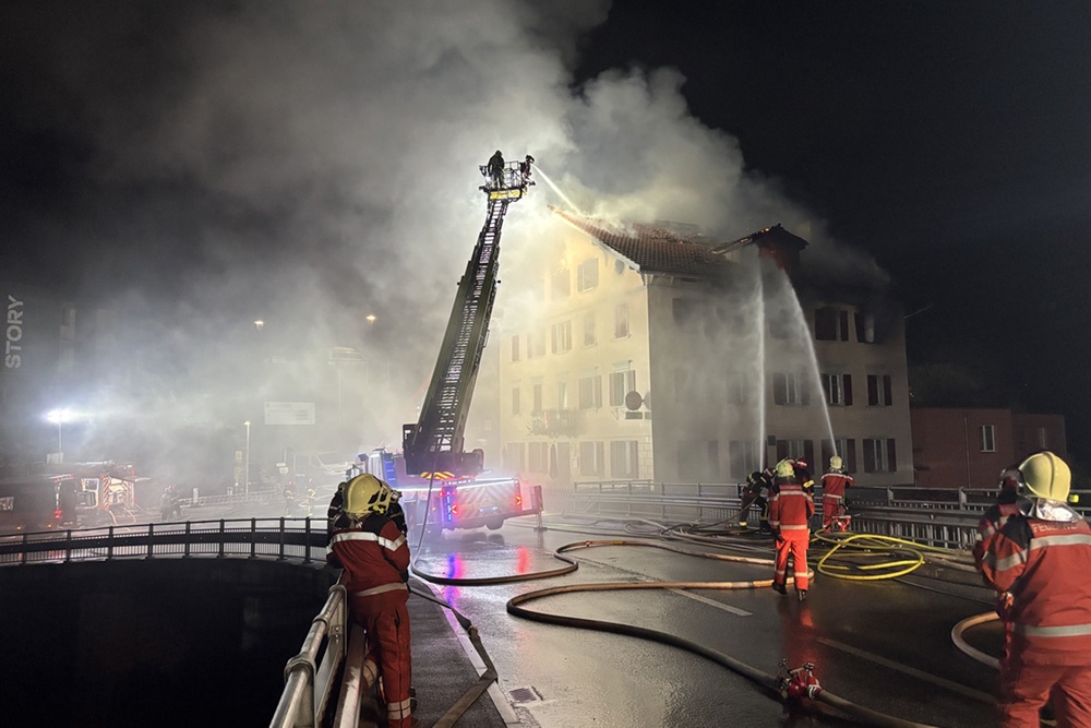A crane was used to lift off the roof of the building and quell the blaze (Kantonspolizei Graubunden)
